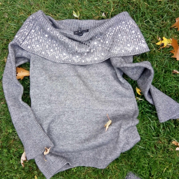🖤 WH | BM Grey + Silver Studded Off Shoulder Sweater Xs - Picture 4 of 4